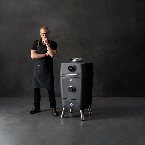 sfeerbeeld van de Everdure 4K met een staande Heston Blumenthal in het graphite te koop bij My Cool Kitchen