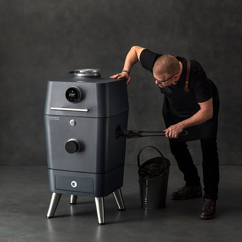 sfeerbeeld van de Everdure 4K met een staande Heston Blumenthal in het graphite te koop bij My Cool Kitchen