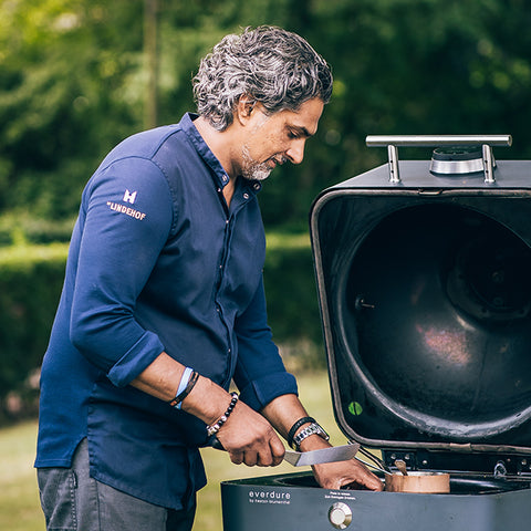 sfeerbeeld van de Everdure 4K in het graphite  met Soenil Bahadoer te koop bij My Cool Kitchen